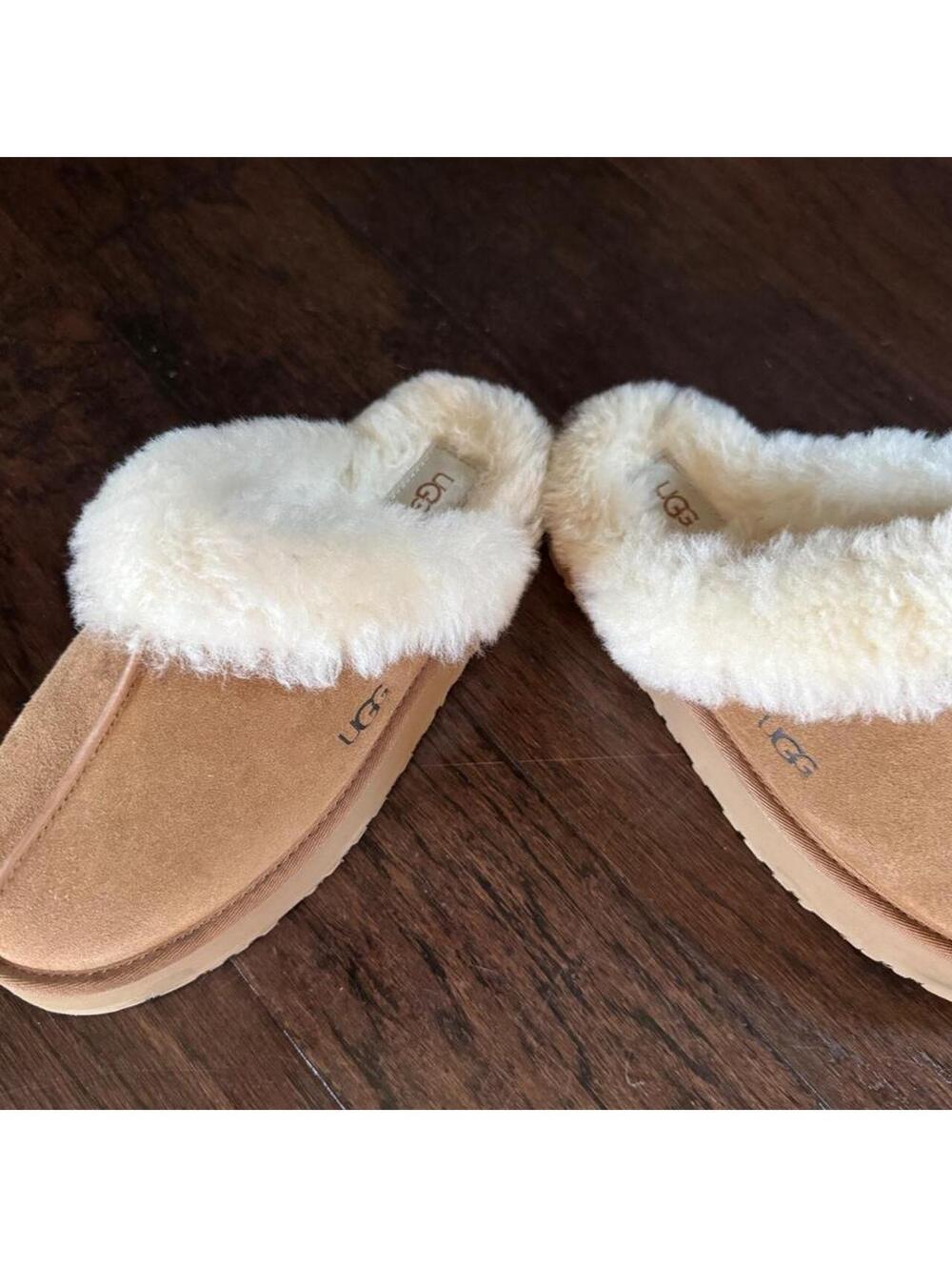 UGG Women's Tan and Cream Slipper, disquette, like new! Size 9